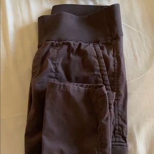 Adorable cropped maternity pants